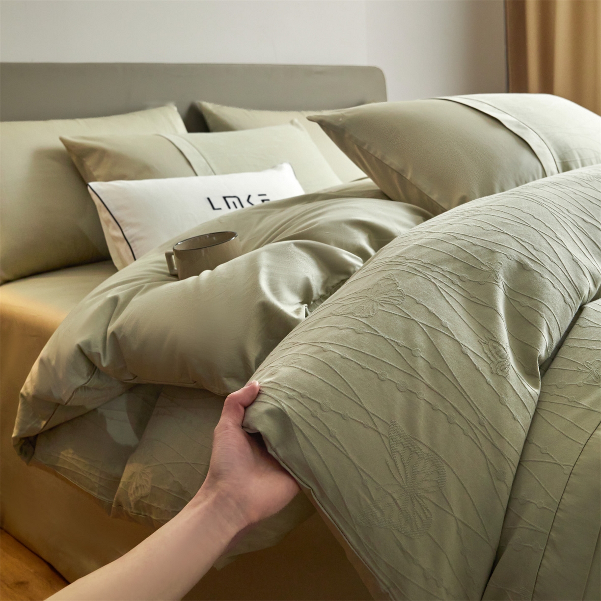 91家纺网 家纺一手货源 找家纺 蓝米卡夫 2026春季新款-100S全棉亮面提花贡缎长绒棉拼接款（礼盒） 蝶梦-奶绿