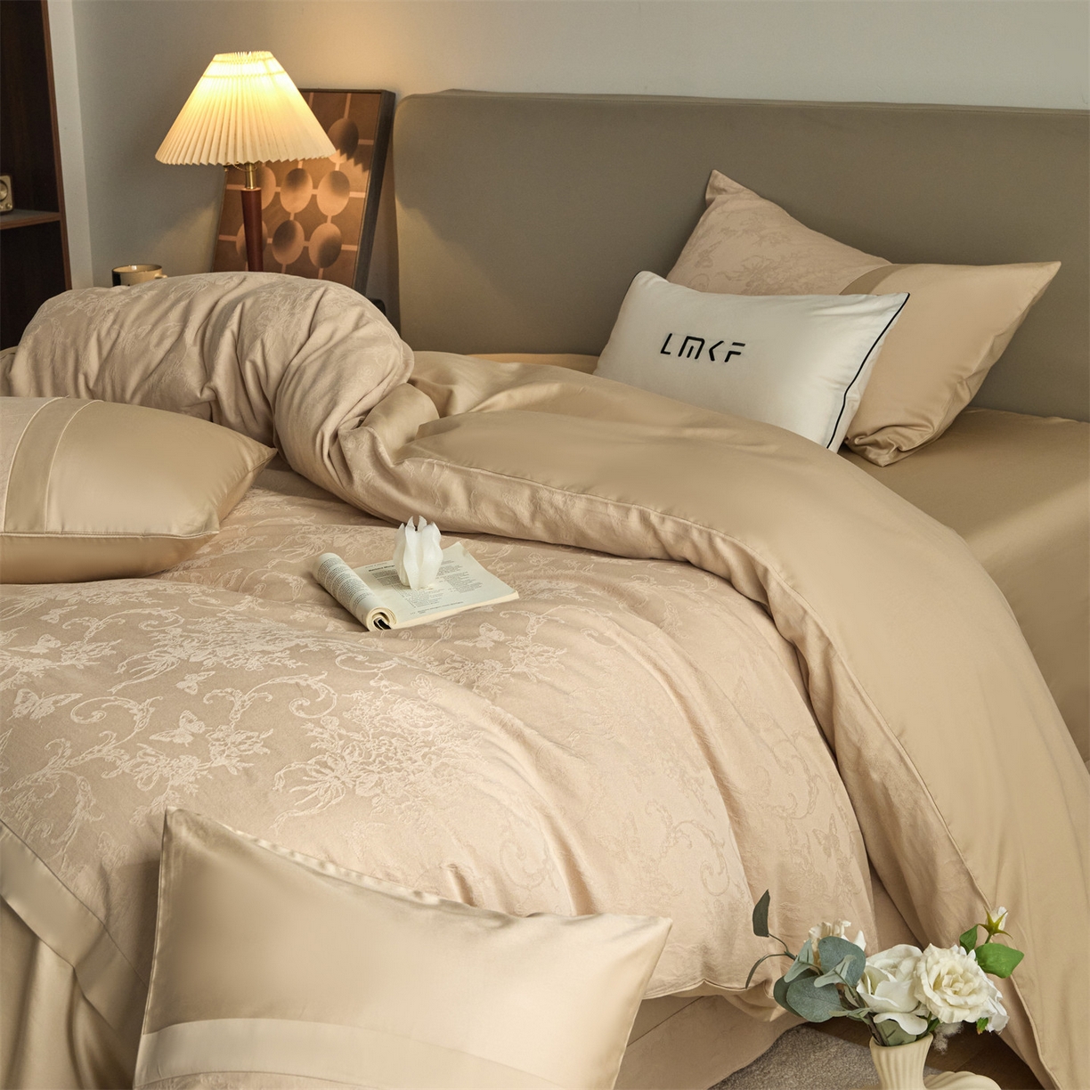 91家纺网 家纺一手货源 找家纺 蓝米卡夫 2026春季新款-100S全棉亮面提花贡缎长绒棉拼接款（礼盒） 花漾梦境-米杏