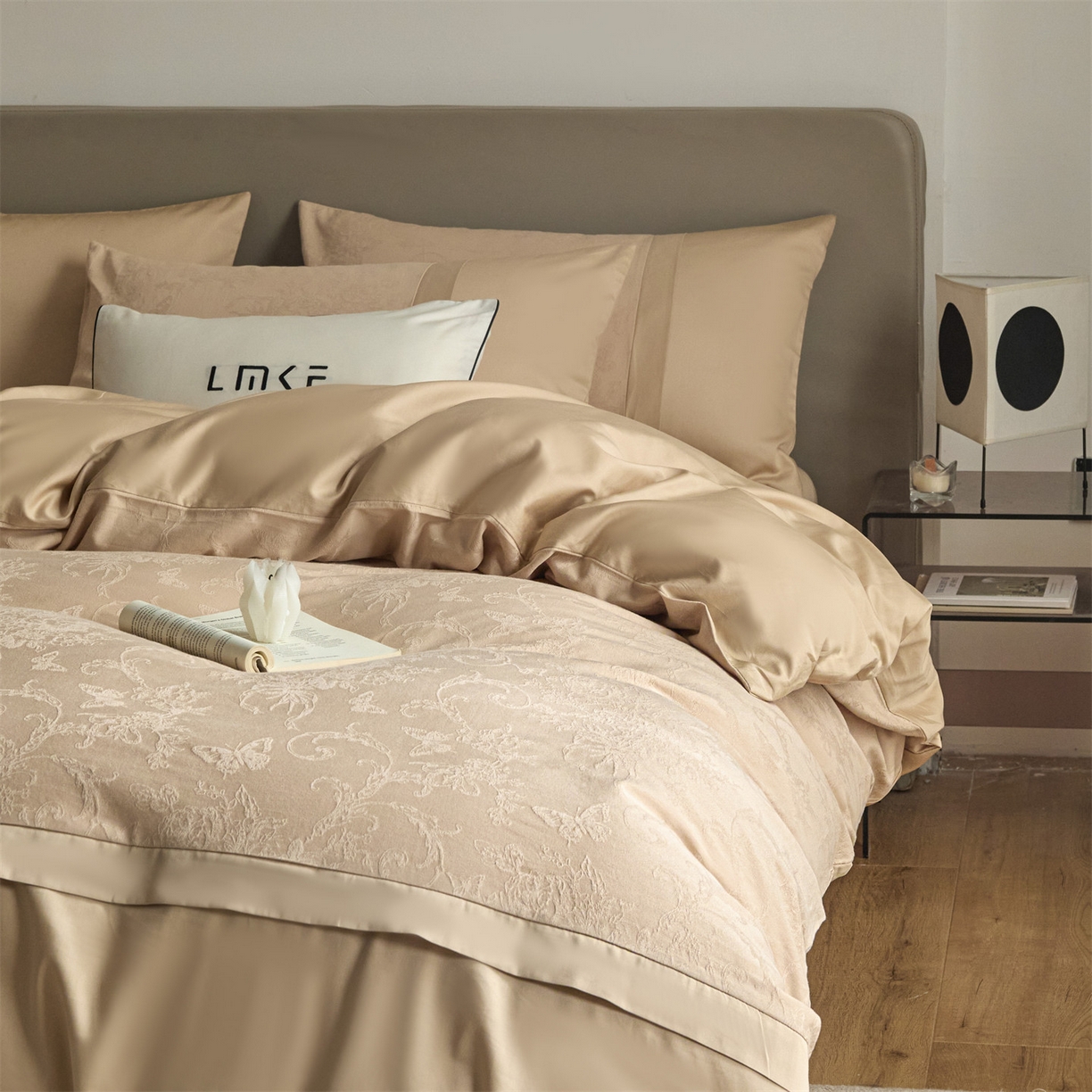 91家纺网 家纺一手货源 找家纺 蓝米卡夫 2026春季新款-100S全棉亮面提花贡缎长绒棉拼接款（礼盒） 花漾梦境-米杏