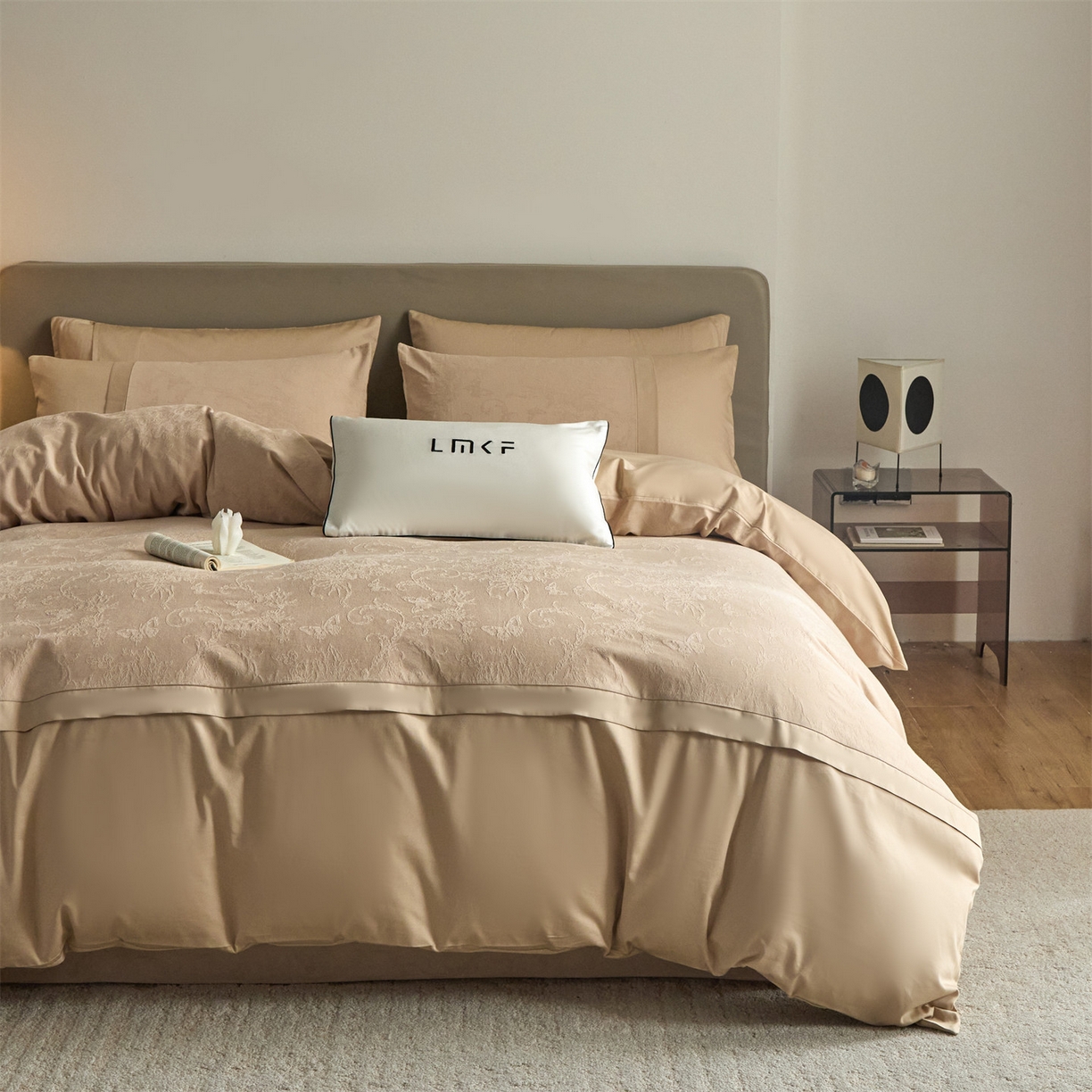 91家纺网 家纺一手货源 找家纺 蓝米卡夫 2026春季新款-100S全棉亮面提花贡缎长绒棉拼接款（礼盒） 花漾梦境-米杏