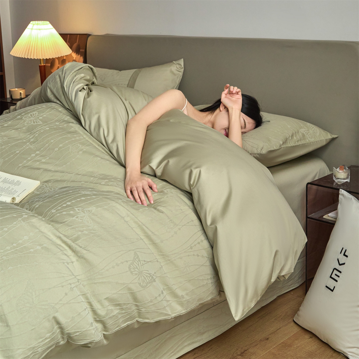 91家纺网 家纺一手货源 找家纺 蓝米卡夫 2026春季新款-100S全棉亮面提花贡缎长绒棉拼接款（礼盒） 蝶梦-奶绿