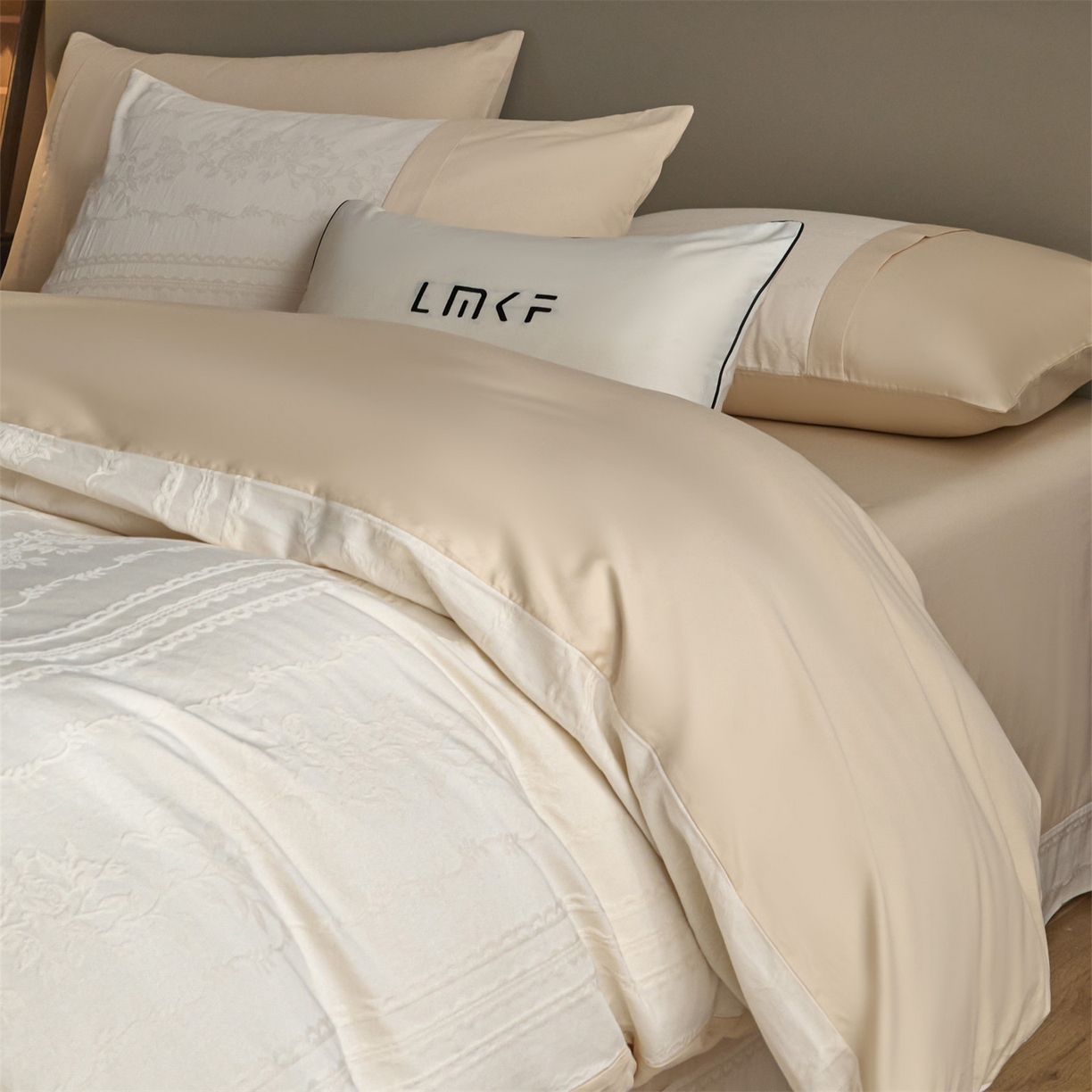 91家纺网 家纺一手货源 找家纺 蓝米卡夫 2026春季新款-100S全棉亮面提花贡缎长绒棉拼接款（礼盒） 花漾甜心-奶茶