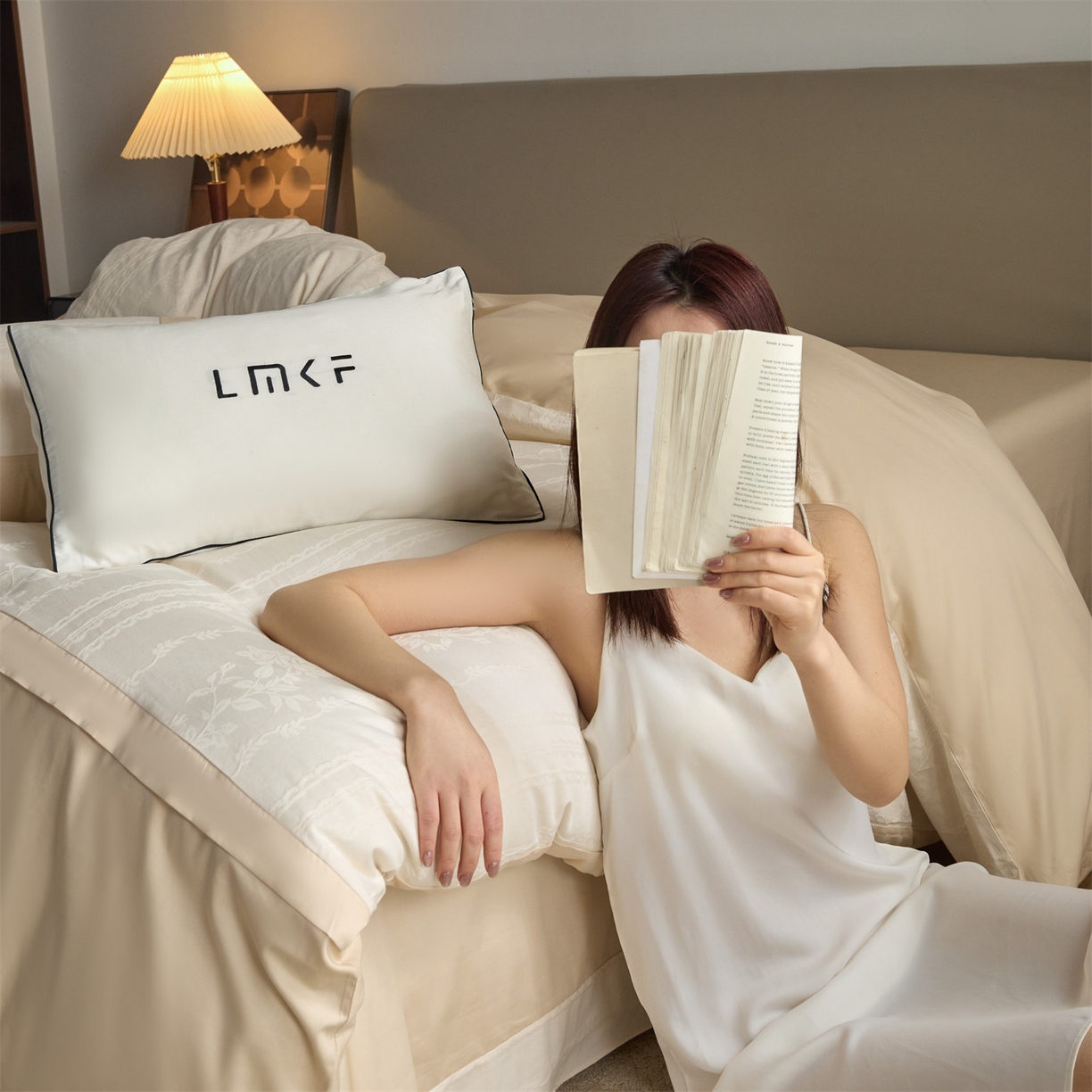 91家纺网 家纺一手货源 找家纺 蓝米卡夫 2026春季新款-100S全棉亮面提花贡缎长绒棉拼接款（礼盒） 花漾甜心-奶茶