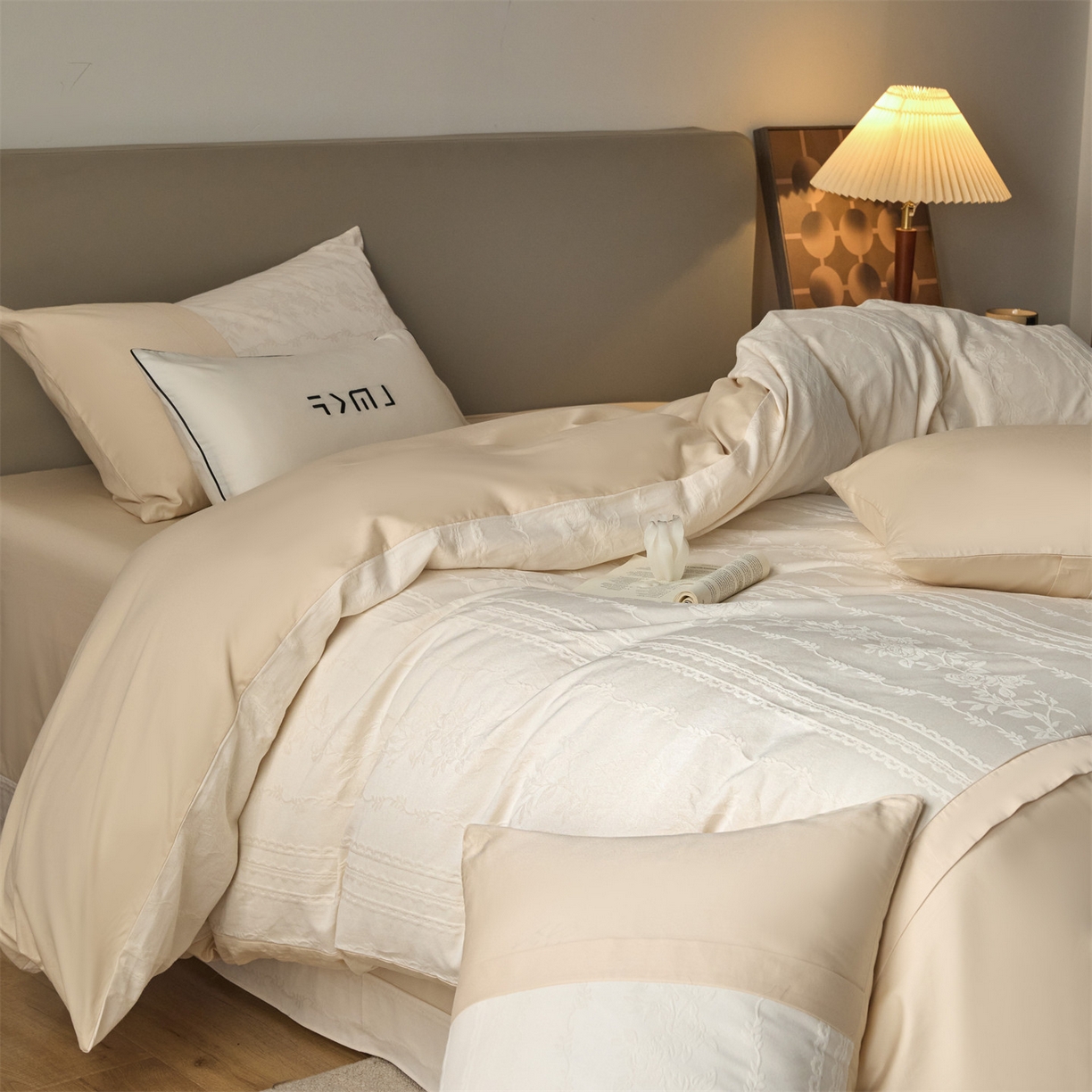 91家纺网 家纺一手货源 找家纺 蓝米卡夫 2026春季新款-100S全棉亮面提花贡缎长绒棉拼接款（礼盒） 花漾甜心-奶茶