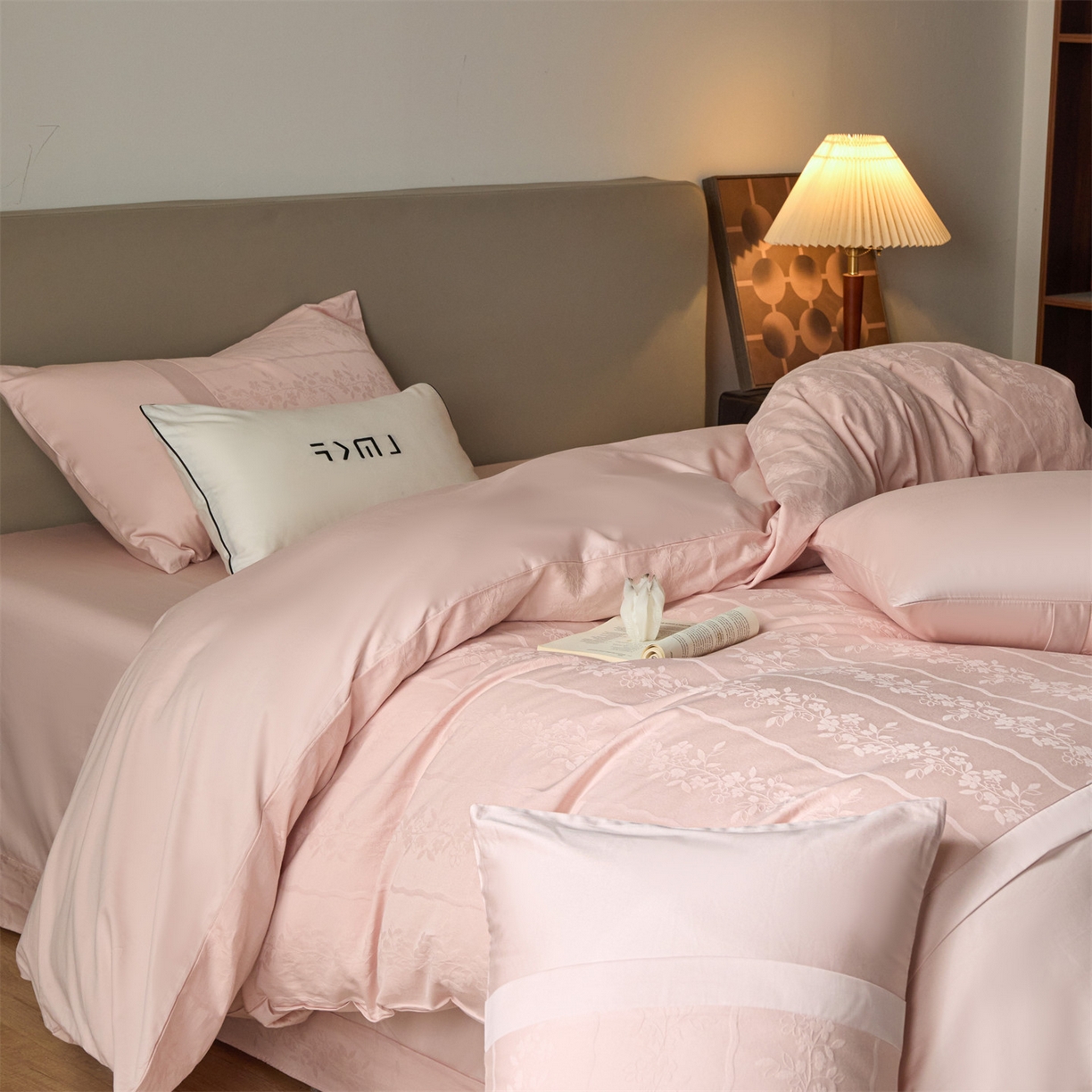 91家纺网 家纺一手货源 找家纺 蓝米卡夫 2026春季新款-100S全棉亮面提花贡缎长绒棉拼接款（礼盒） 浪漫情缘-唯美粉