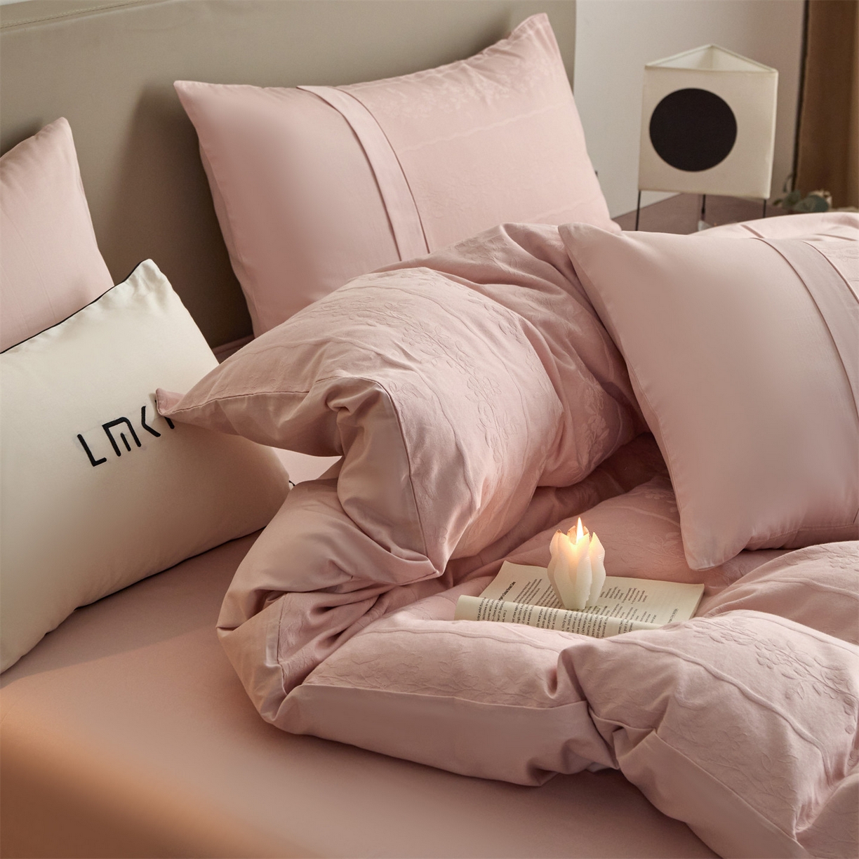 91家纺网 家纺一手货源 找家纺 蓝米卡夫 2026春季新款-100S全棉亮面提花贡缎长绒棉拼接款（礼盒） 浪漫情缘-唯美粉