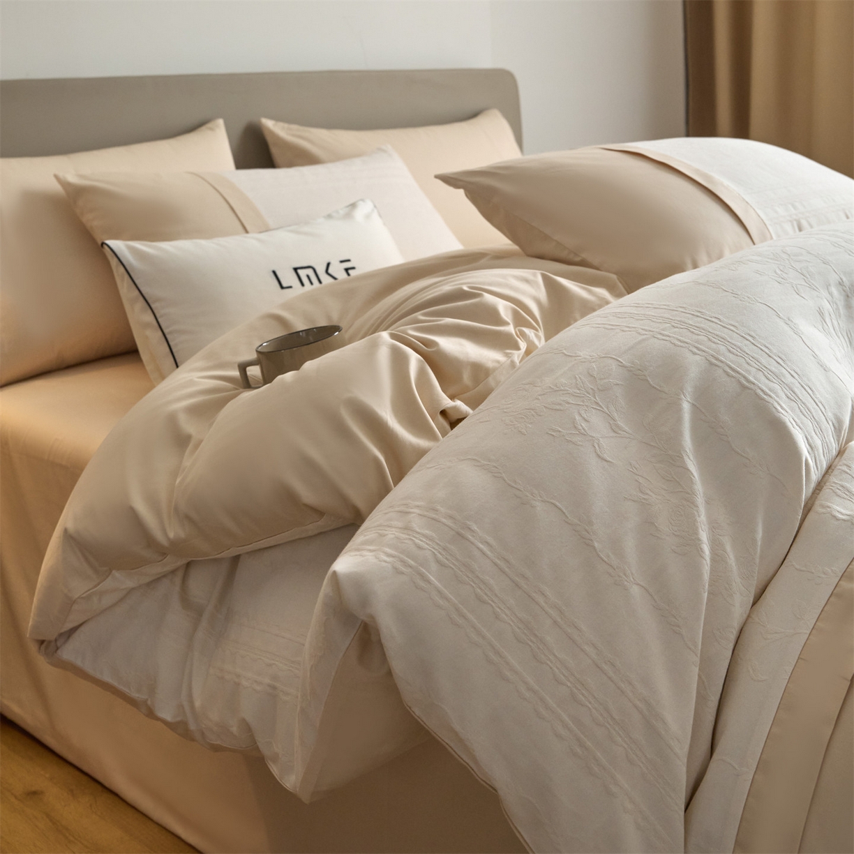 91家纺网 家纺一手货源 找家纺 蓝米卡夫 2026春季新款-100S全棉亮面提花贡缎长绒棉拼接款（礼盒） 花漾甜心-奶茶