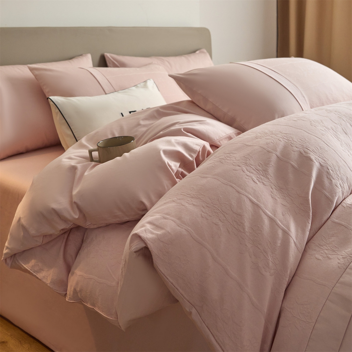 91家纺网 家纺一手货源 找家纺 蓝米卡夫 2026春季新款-100S全棉亮面提花贡缎长绒棉拼接款（礼盒） 浪漫情缘-唯美粉