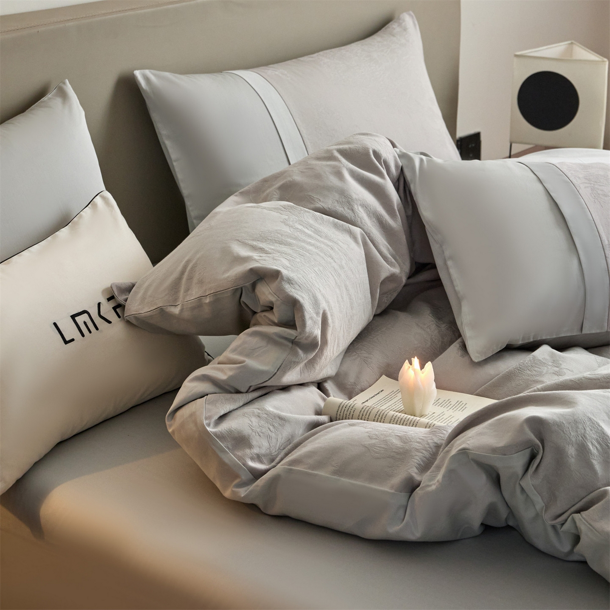 91家纺网 家纺一手货源 找家纺 蓝米卡夫 2026春季新款-100S全棉亮面提花贡缎长绒棉拼接款（礼盒） 欧陆庭院-银灰