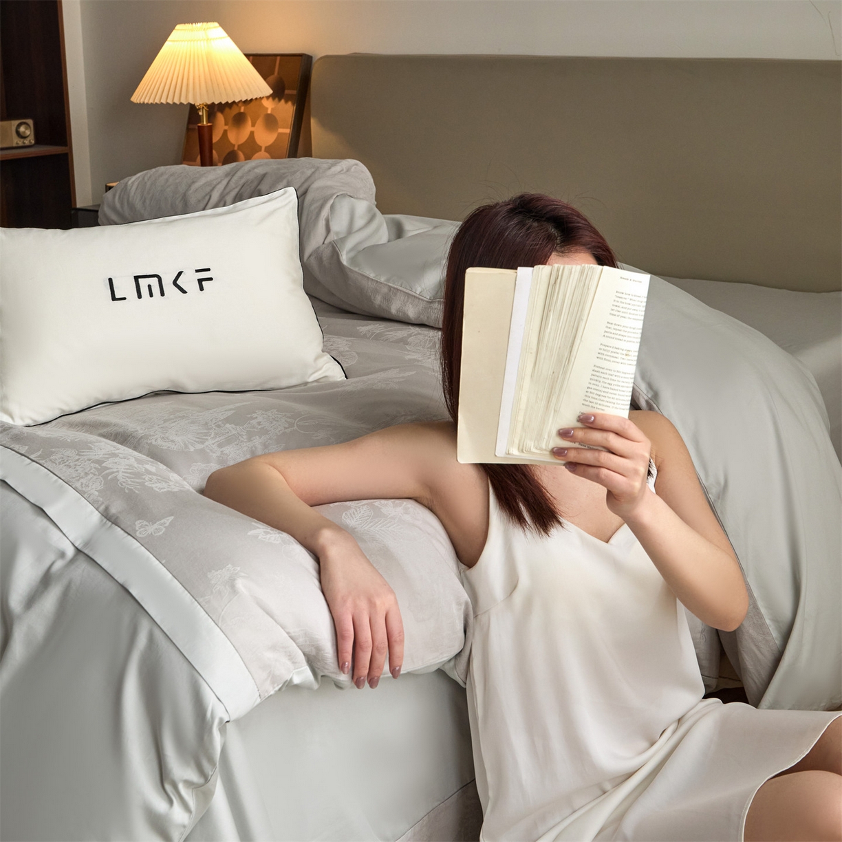 91家纺网 家纺一手货源 找家纺 蓝米卡夫 2026春季新款-100S全棉亮面提花贡缎长绒棉拼接款（礼盒） 欧陆庭院-银灰