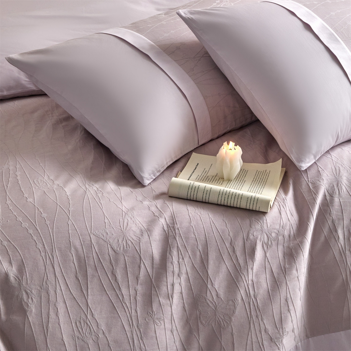 91家纺网 家纺一手货源 找家纺 蓝米卡夫 2026春季新款-100S全棉亮面提花贡缎长绒棉拼接款（礼盒） 蝶梦-淡雅紫