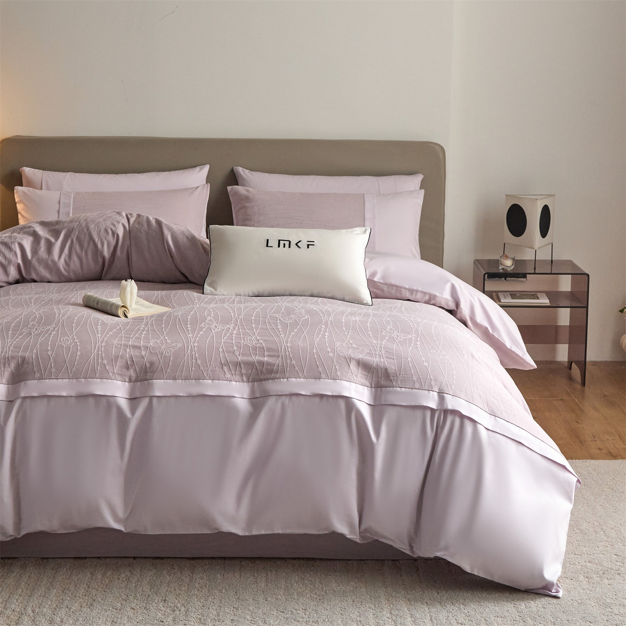 91家纺网 家纺一手货源 找家纺 蓝米卡夫 2026春季新款-100S全棉亮面提花贡缎长绒棉拼接款（礼盒） 蝶梦-淡雅紫