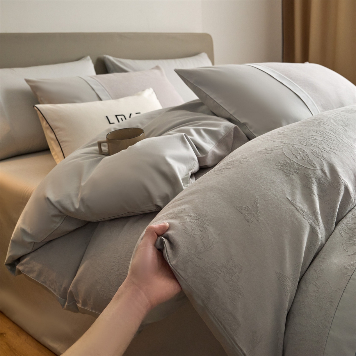 91家纺网 家纺一手货源 找家纺 蓝米卡夫 2026春季新款-100S全棉亮面提花贡缎长绒棉拼接款（礼盒） 欧陆庭院-银灰