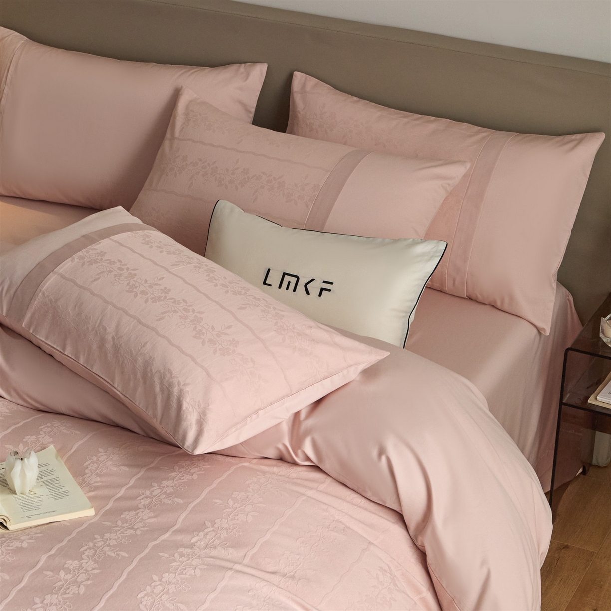 91家纺网 家纺一手货源 找家纺 蓝米卡夫 2026春季新款-100S全棉亮面提花贡缎长绒棉拼接款（礼盒） 浪漫情缘-唯美粉