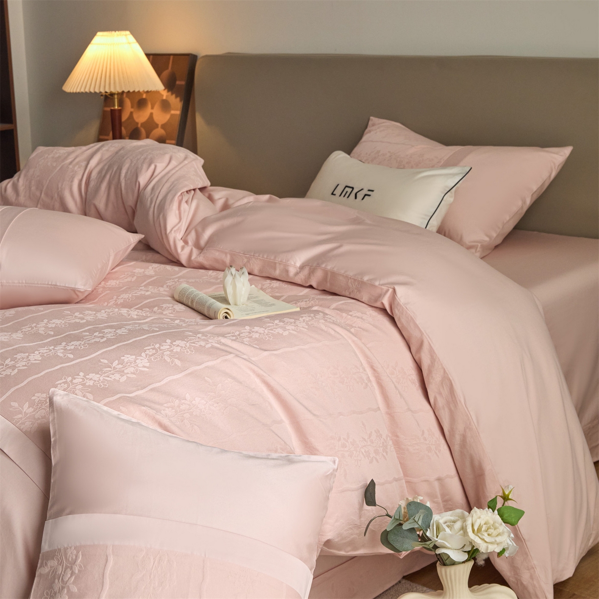 91家纺网 家纺一手货源 找家纺 蓝米卡夫 2026春季新款-100S全棉亮面提花贡缎长绒棉拼接款（礼盒） 浪漫情缘-唯美粉