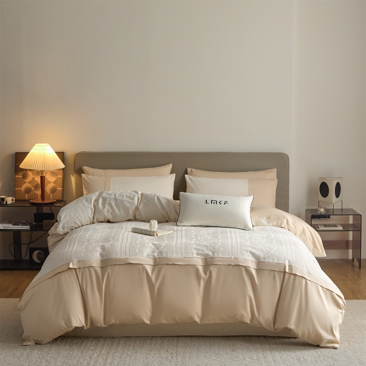 91家纺网 家纺一手货源 找家纺 蓝米卡夫 2026春季新款-100S全棉亮面提花贡缎长绒棉拼接款（礼盒） 花漾甜心-奶茶