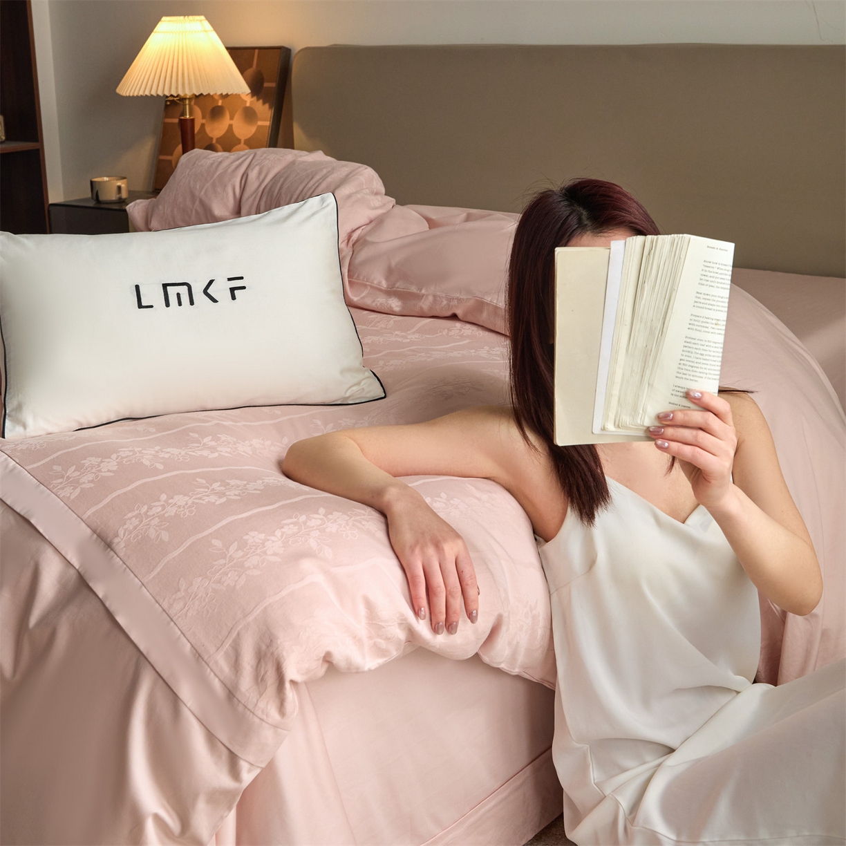 91家纺网 家纺一手货源 找家纺 蓝米卡夫 2026春季新款-100S全棉亮面提花贡缎长绒棉拼接款（礼盒） 浪漫情缘-唯美粉