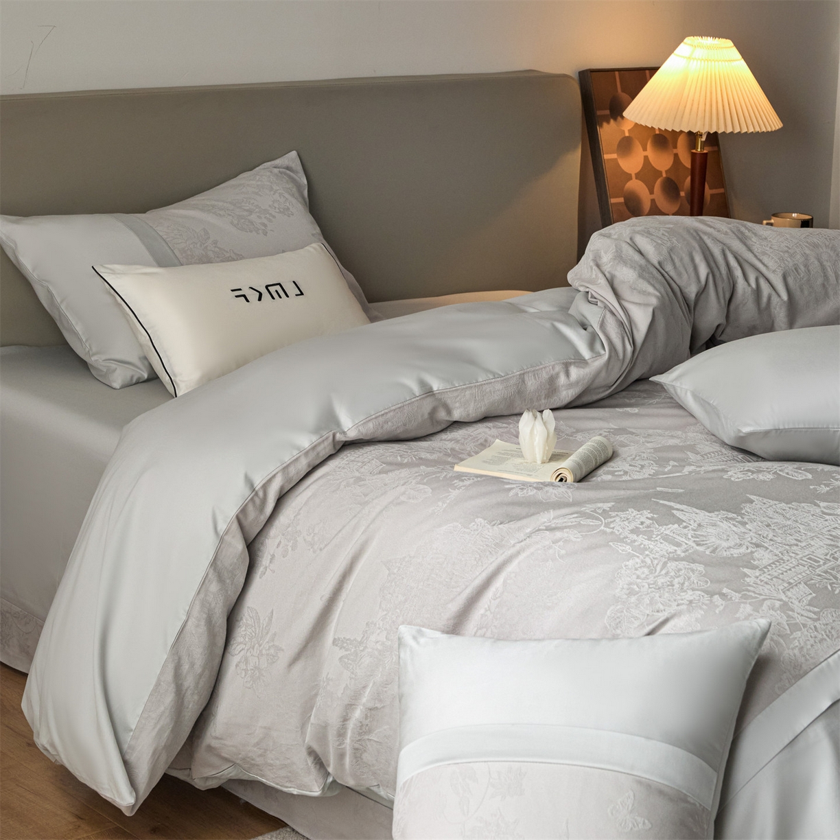 91家纺网 家纺一手货源 找家纺 蓝米卡夫 2026春季新款-100S全棉亮面提花贡缎长绒棉拼接款（礼盒） 欧陆庭院-银灰