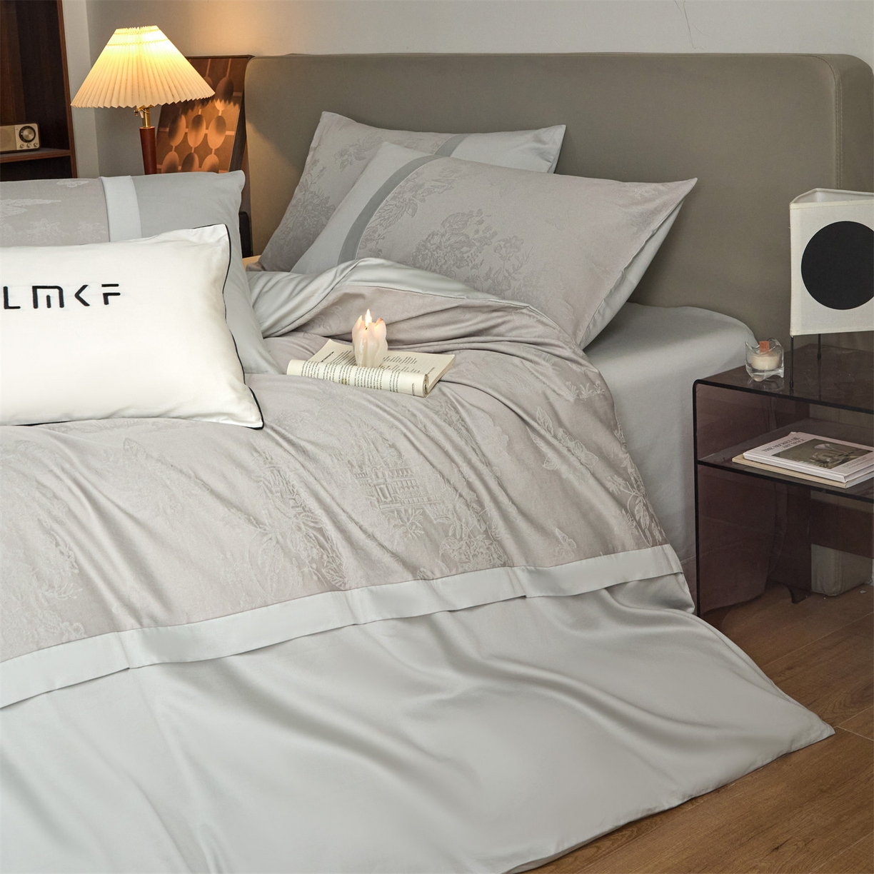 91家纺网 家纺一手货源 找家纺 蓝米卡夫 2026春季新款-100S全棉亮面提花贡缎长绒棉拼接款（礼盒） 欧陆庭院-银灰