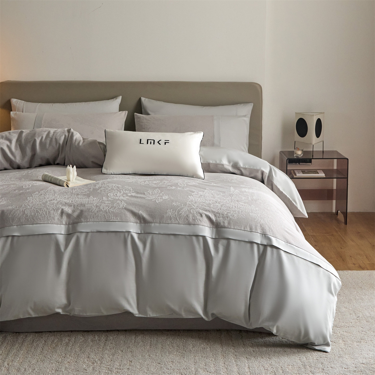 91家纺网 家纺一手货源 找家纺 蓝米卡夫 2026春季新款-100S全棉亮面提花贡缎长绒棉拼接款（礼盒） 欧陆庭院-银灰