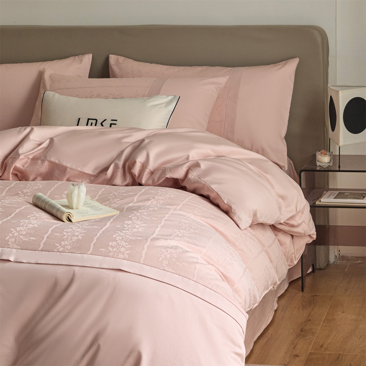 91家纺网 家纺一手货源 找家纺 蓝米卡夫 2026春季新款-100S全棉亮面提花贡缎长绒棉拼接款（礼盒） 浪漫情缘-唯美粉