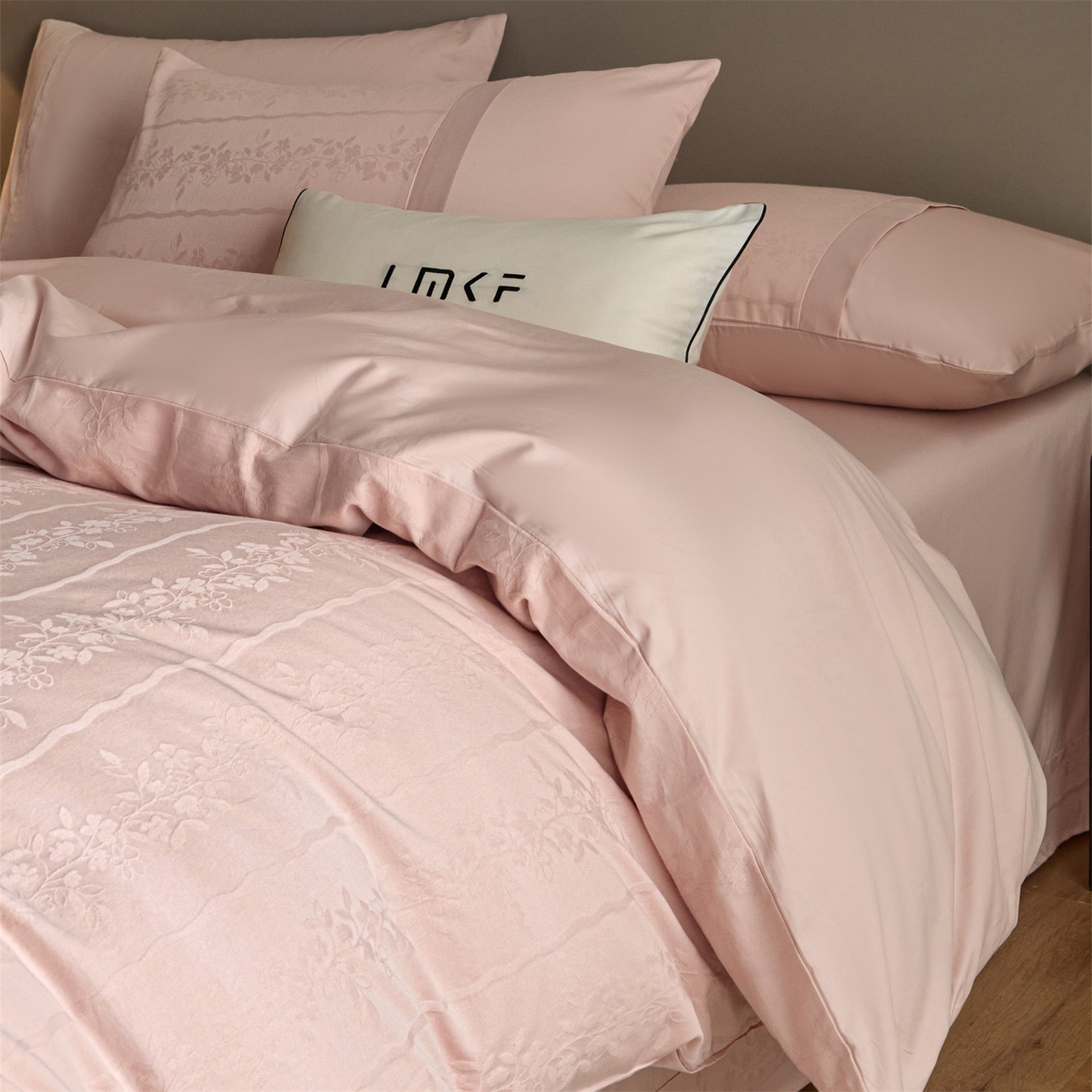 91家纺网 家纺一手货源 找家纺 蓝米卡夫 2026春季新款-100S全棉亮面提花贡缎长绒棉拼接款（礼盒） 浪漫情缘-唯美粉