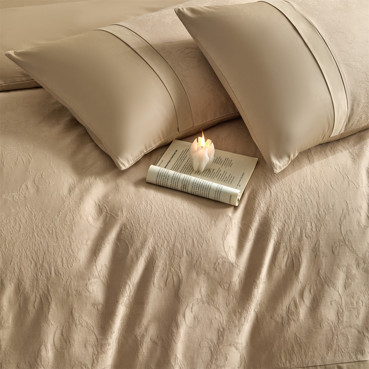 91家纺网 家纺一手货源 找家纺 蓝米卡夫 2026春季新款-100S全棉亮面提花贡缎长绒棉拼接款（礼盒） 花漾梦境-米杏