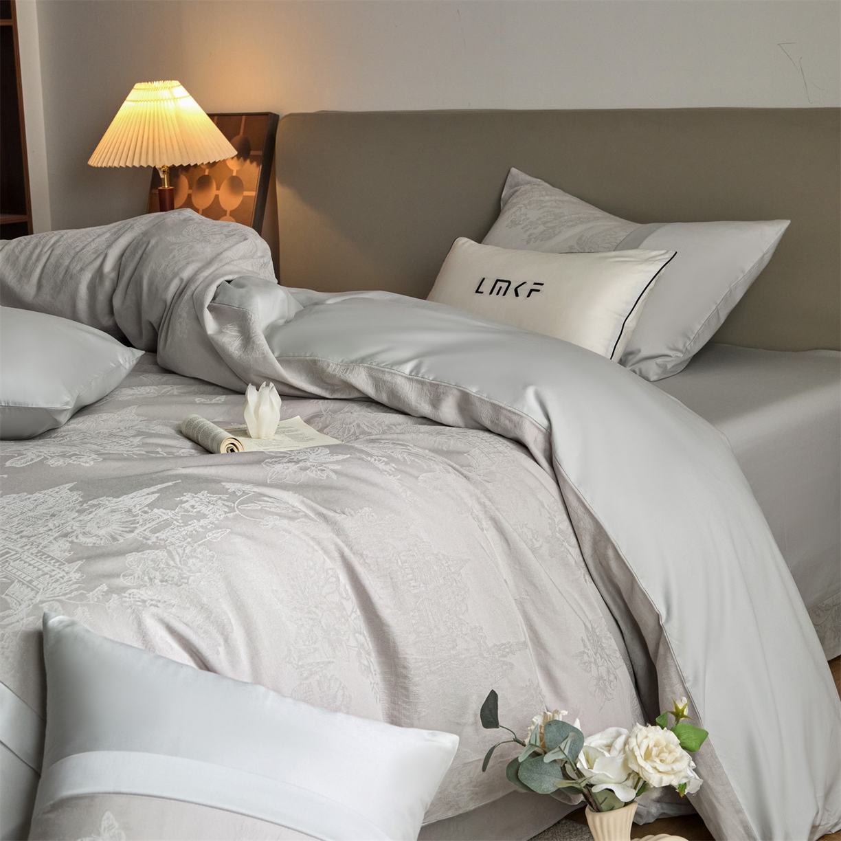 91家纺网 家纺一手货源 找家纺 蓝米卡夫 2026春季新款-100S全棉亮面提花贡缎长绒棉拼接款（礼盒） 欧陆庭院-银灰