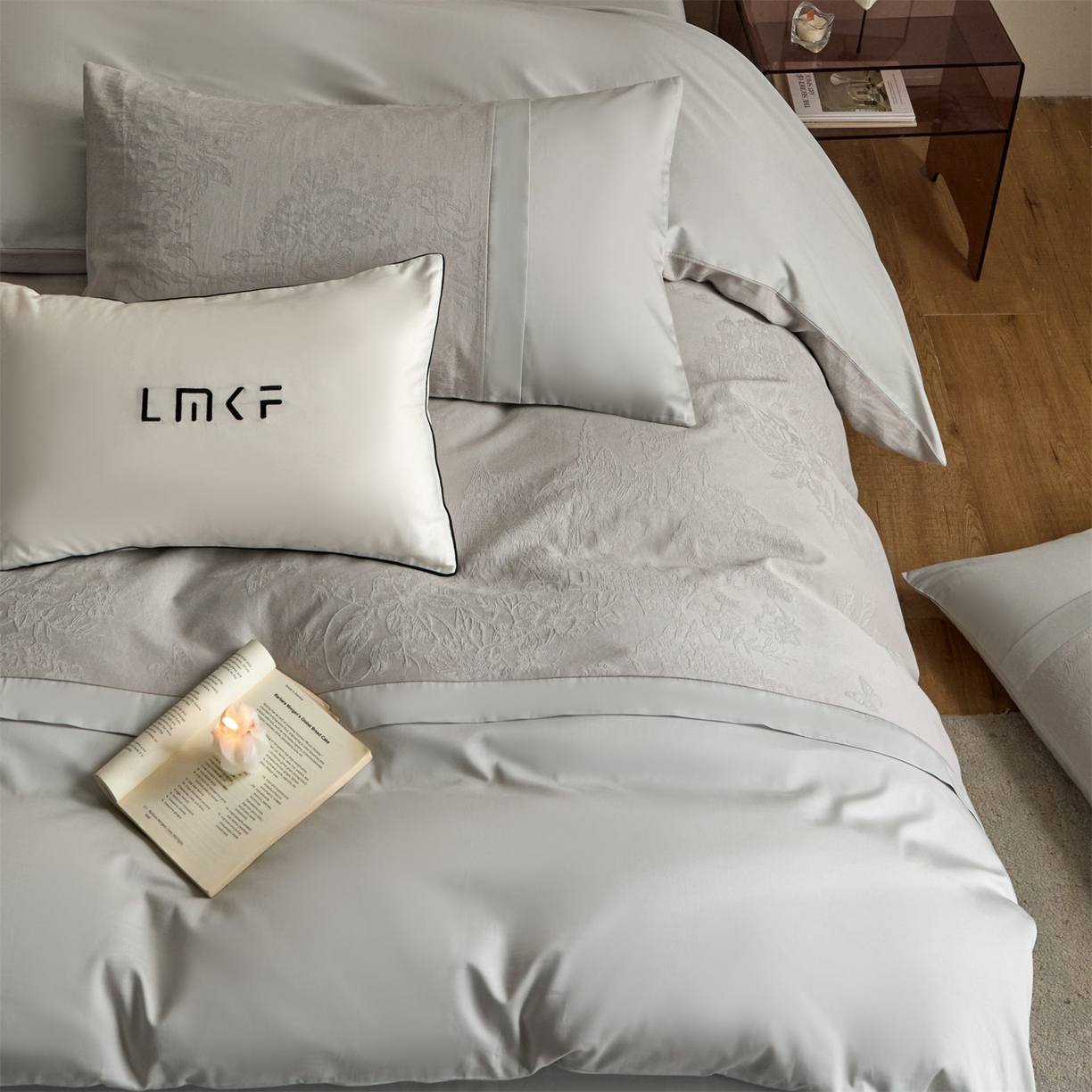 91家纺网 家纺一手货源 找家纺 蓝米卡夫 2026春季新款-100S全棉亮面提花贡缎长绒棉拼接款（礼盒） 欧陆庭院-银灰