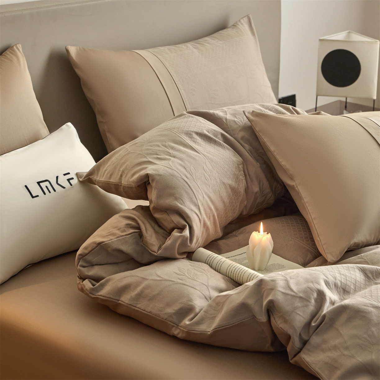 91家纺网 家纺一手货源 找家纺 蓝米卡夫 2026春季新款-100S全棉亮面提花贡缎长绒棉拼接款（礼盒） 芊芊叶语-金属灰