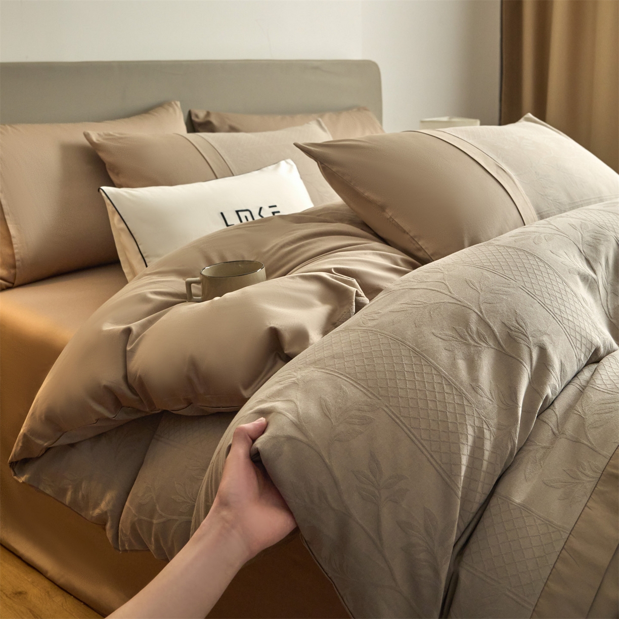 91家纺网 家纺一手货源 找家纺 蓝米卡夫 2026春季新款-100S全棉亮面提花贡缎长绒棉拼接款（礼盒） 芊芊叶语-金属灰