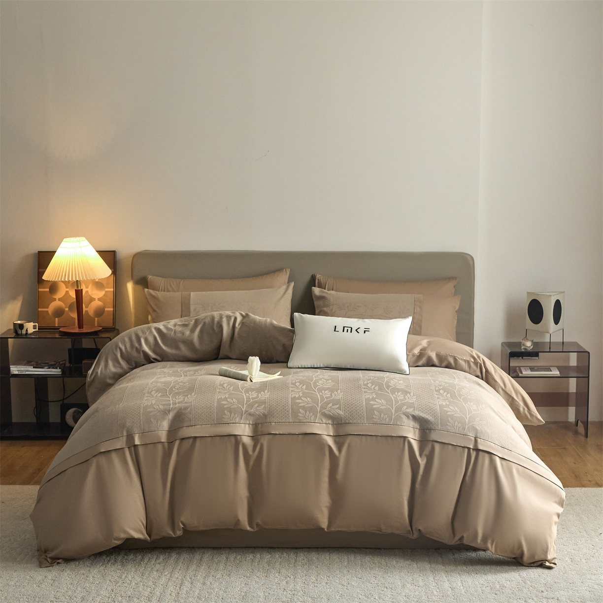 91家纺网 家纺一手货源 找家纺 蓝米卡夫 2026春季新款-100S全棉亮面提花贡缎长绒棉拼接款（礼盒） 芊芊叶语-金属灰