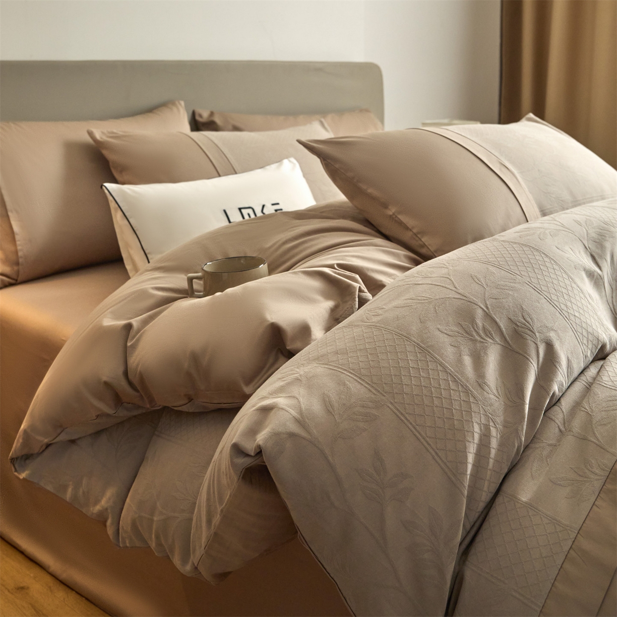 91家纺网 家纺一手货源 找家纺 蓝米卡夫 2026春季新款-100S全棉亮面提花贡缎长绒棉拼接款（礼盒） 芊芊叶语-金属灰