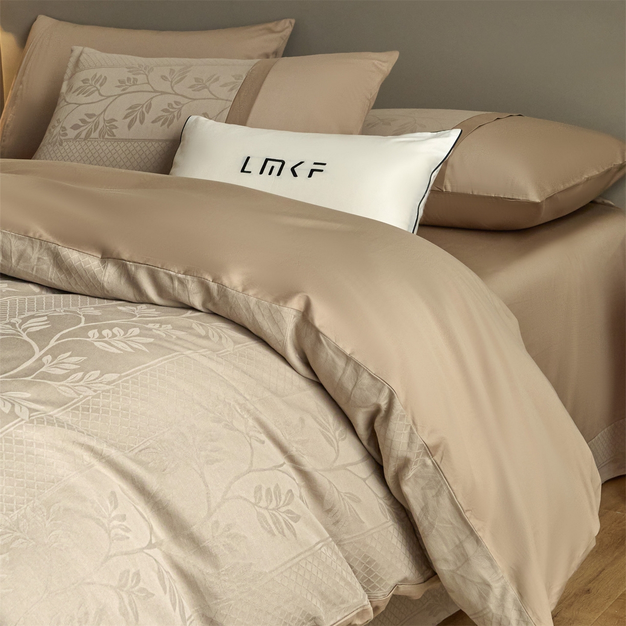 91家纺网 家纺一手货源 找家纺 蓝米卡夫 2026春季新款-100S全棉亮面提花贡缎长绒棉拼接款（礼盒） 芊芊叶语-金属灰