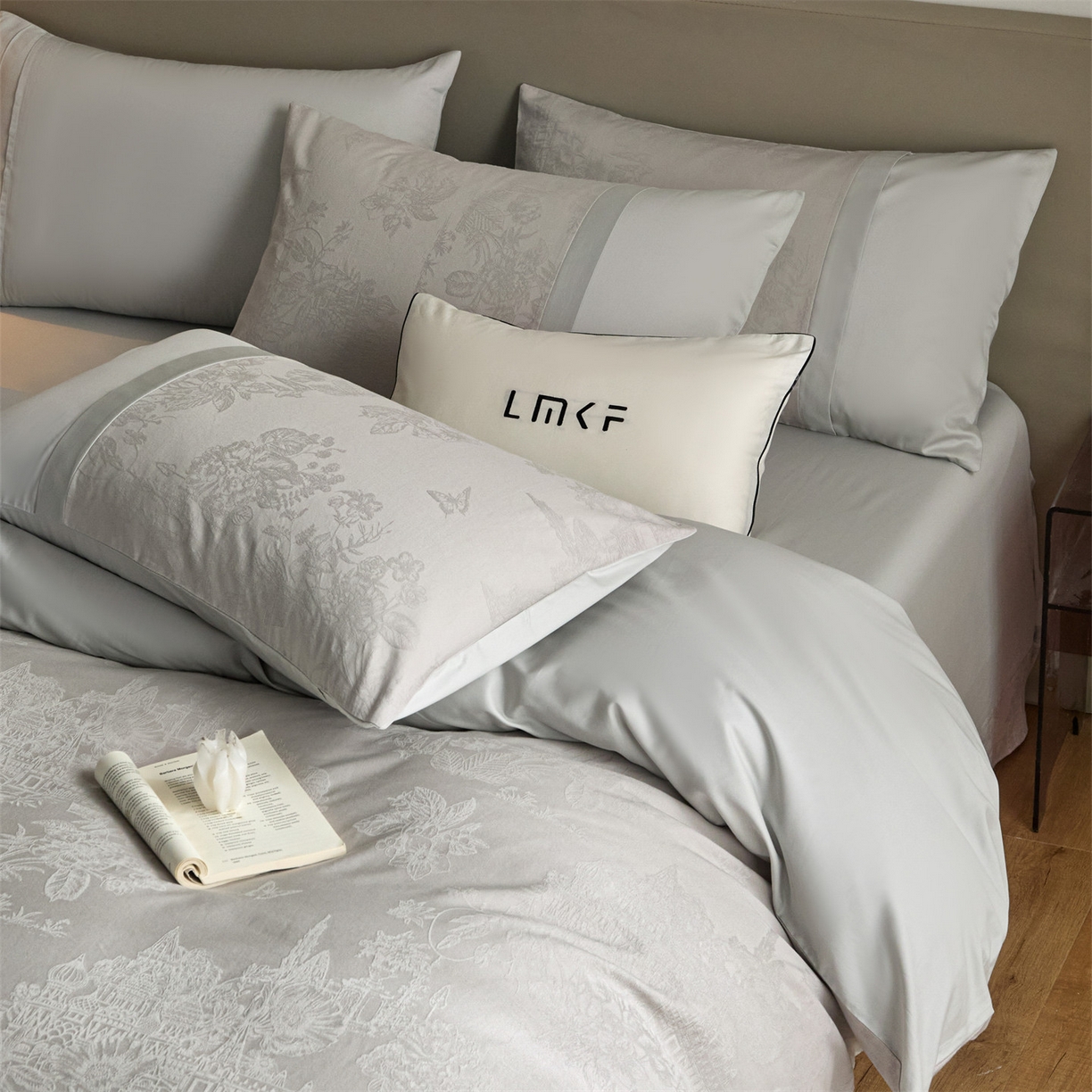 91家纺网 家纺一手货源 找家纺 蓝米卡夫 2026春季新款-100S全棉亮面提花贡缎长绒棉拼接款（礼盒） 欧陆庭院-银灰