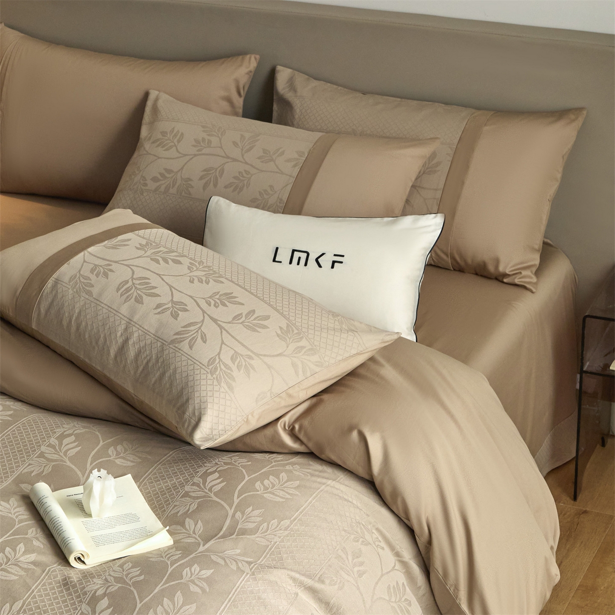 91家纺网 家纺一手货源 找家纺 蓝米卡夫 2026春季新款-100S全棉亮面提花贡缎长绒棉拼接款（礼盒） 芊芊叶语-金属灰