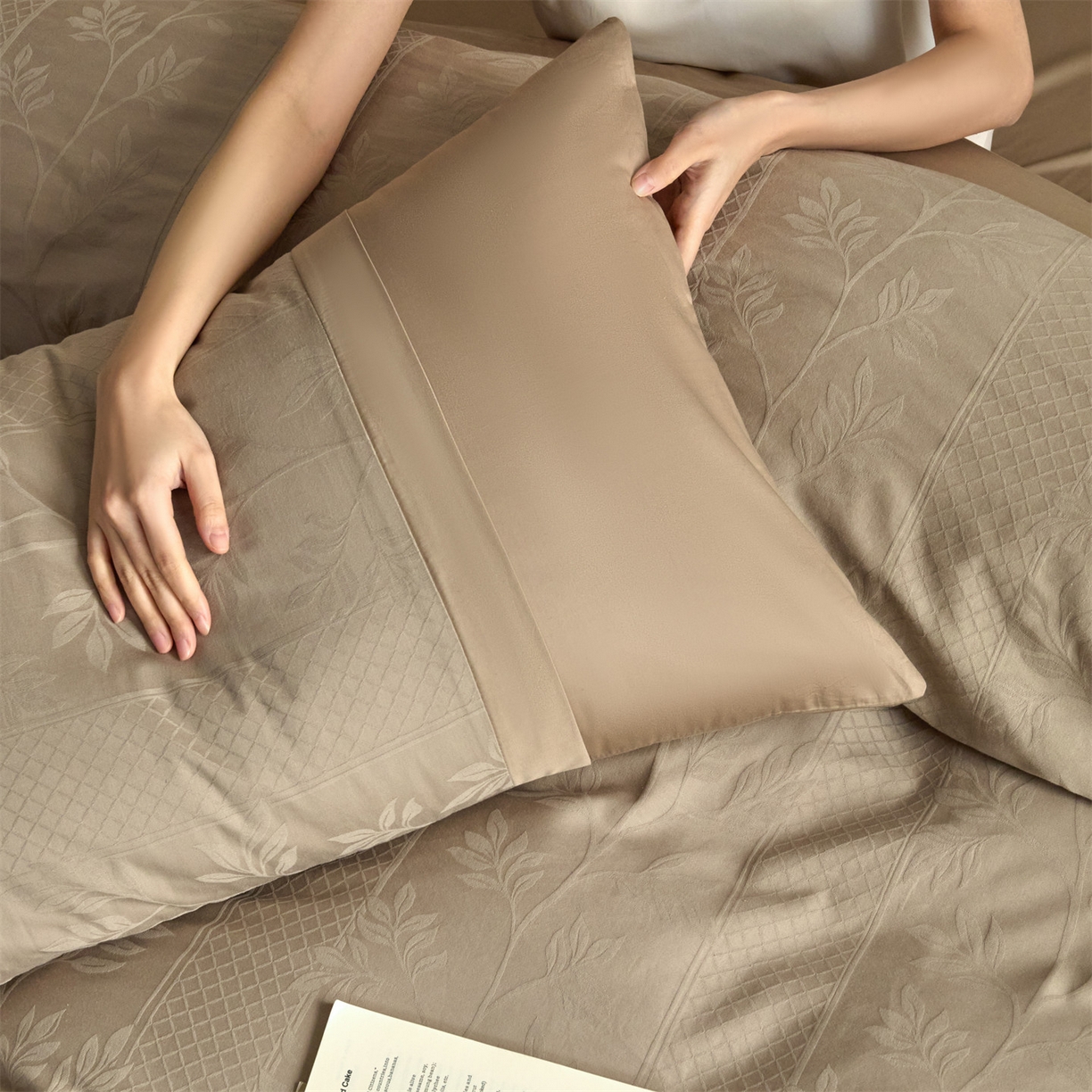 91家纺网 家纺一手货源 找家纺 蓝米卡夫 2026春季新款-100S全棉亮面提花贡缎长绒棉拼接款（礼盒） 芊芊叶语-金属灰