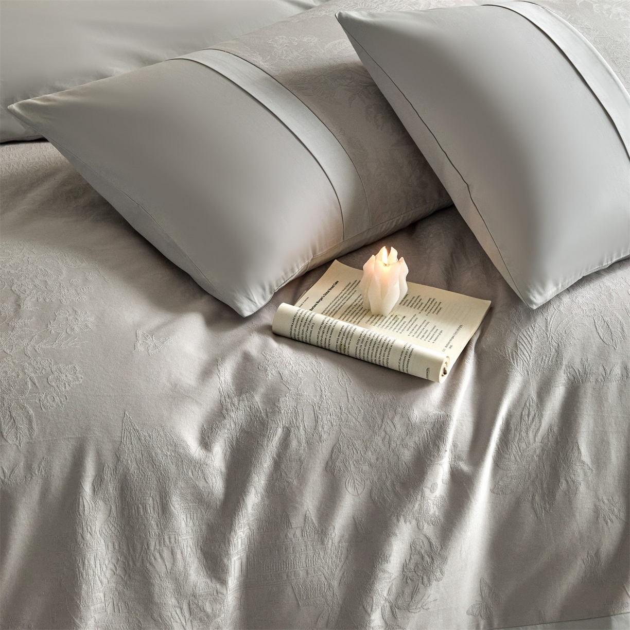 91家纺网 家纺一手货源 找家纺 蓝米卡夫 2026春季新款-100S全棉亮面提花贡缎长绒棉拼接款（礼盒） 欧陆庭院-银灰