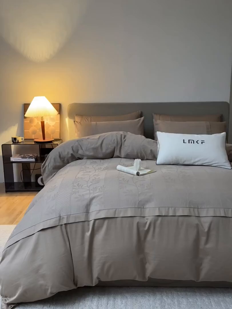 91家纺网 家纺一手货源 找家纺 蓝米卡夫 2026春季新款-100S全棉亮面提花贡缎长绒棉拼接款（礼盒） 芊芊叶语-金属灰