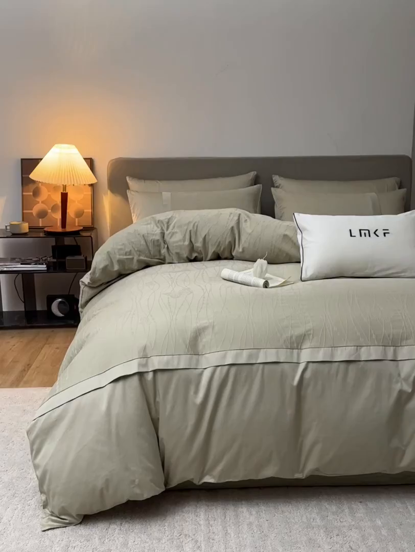 91家纺网 家纺一手货源 找家纺 蓝米卡夫 2026春季新款-100S全棉亮面提花贡缎长绒棉拼接款（礼盒） 蝶梦-奶绿