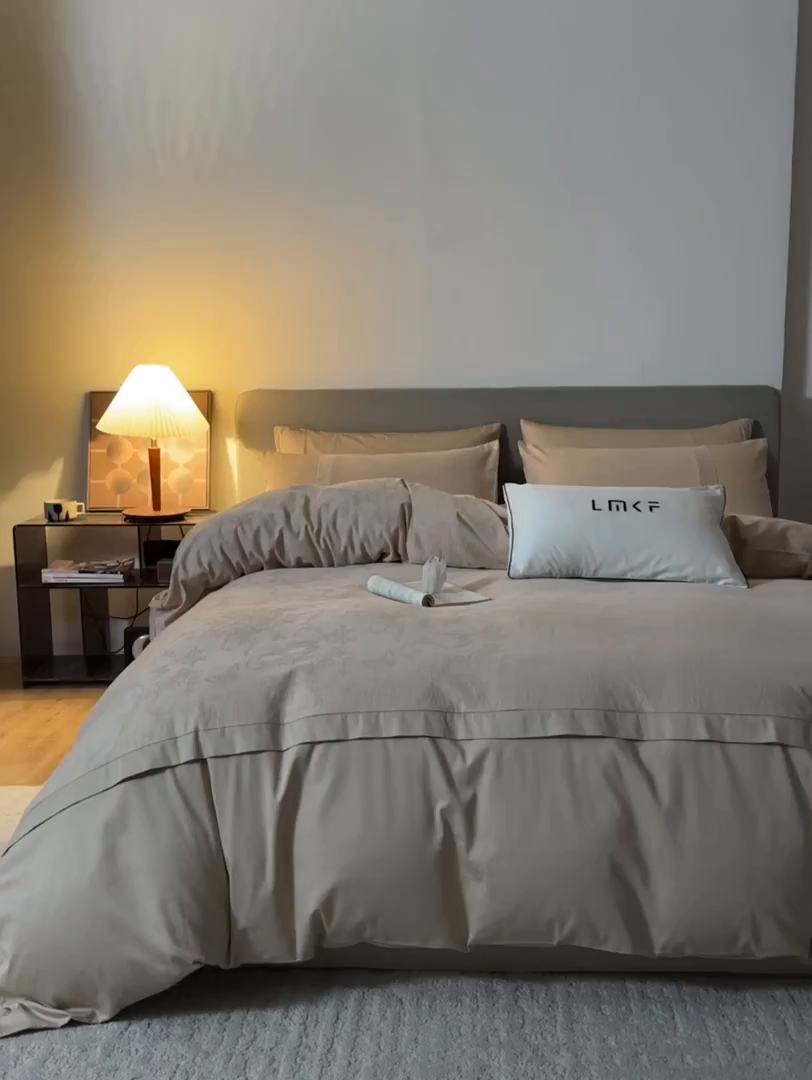 91家纺网 家纺一手货源 找家纺 蓝米卡夫 2026春季新款-100S全棉亮面提花贡缎长绒棉拼接款（礼盒） 花漾梦境-米杏