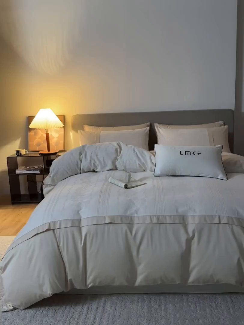 91家纺网 家纺一手货源 找家纺 蓝米卡夫 2026春季新款-100S全棉亮面提花贡缎长绒棉拼接款（礼盒） 花漾甜心-奶茶