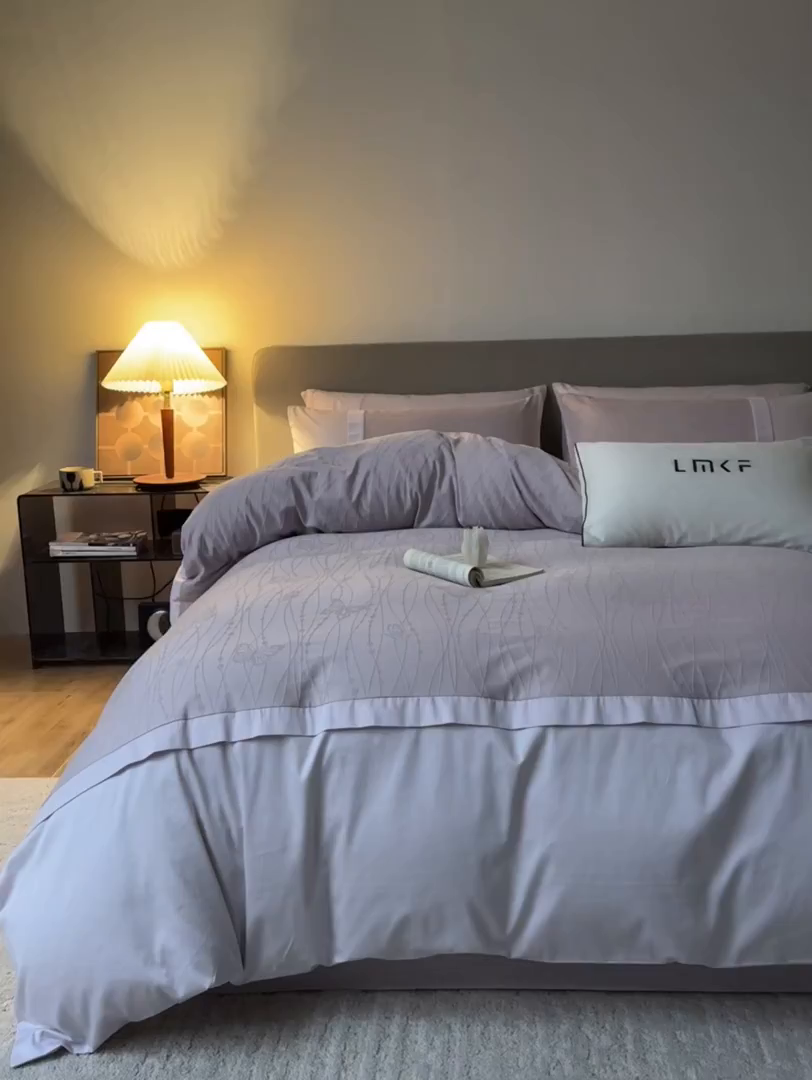 91家纺网 家纺一手货源 找家纺 蓝米卡夫 2026春季新款-100S全棉亮面提花贡缎长绒棉拼接款（礼盒） 蝶梦-淡雅紫