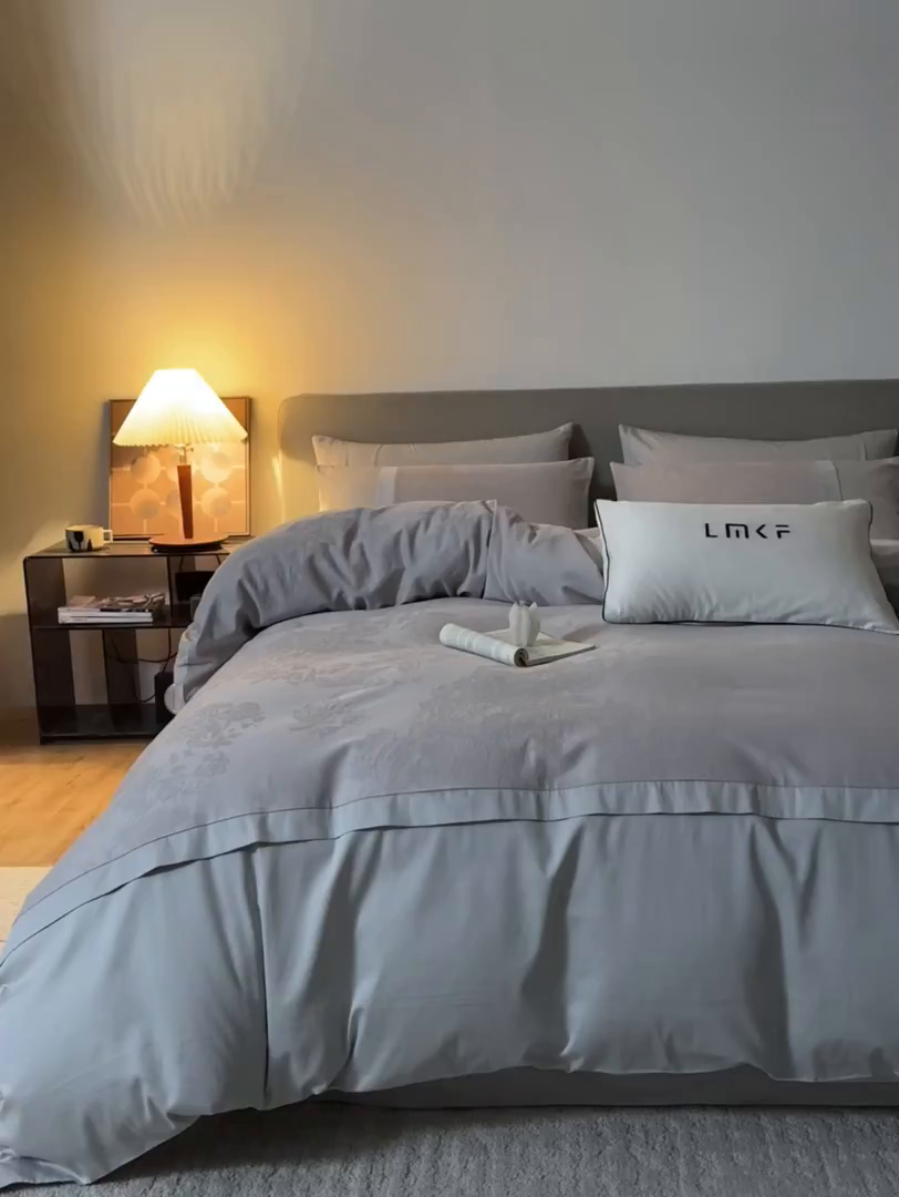 91家纺网 家纺一手货源 找家纺 蓝米卡夫 2026春季新款-100S全棉亮面提花贡缎长绒棉拼接款（礼盒） 欧陆庭院-银灰