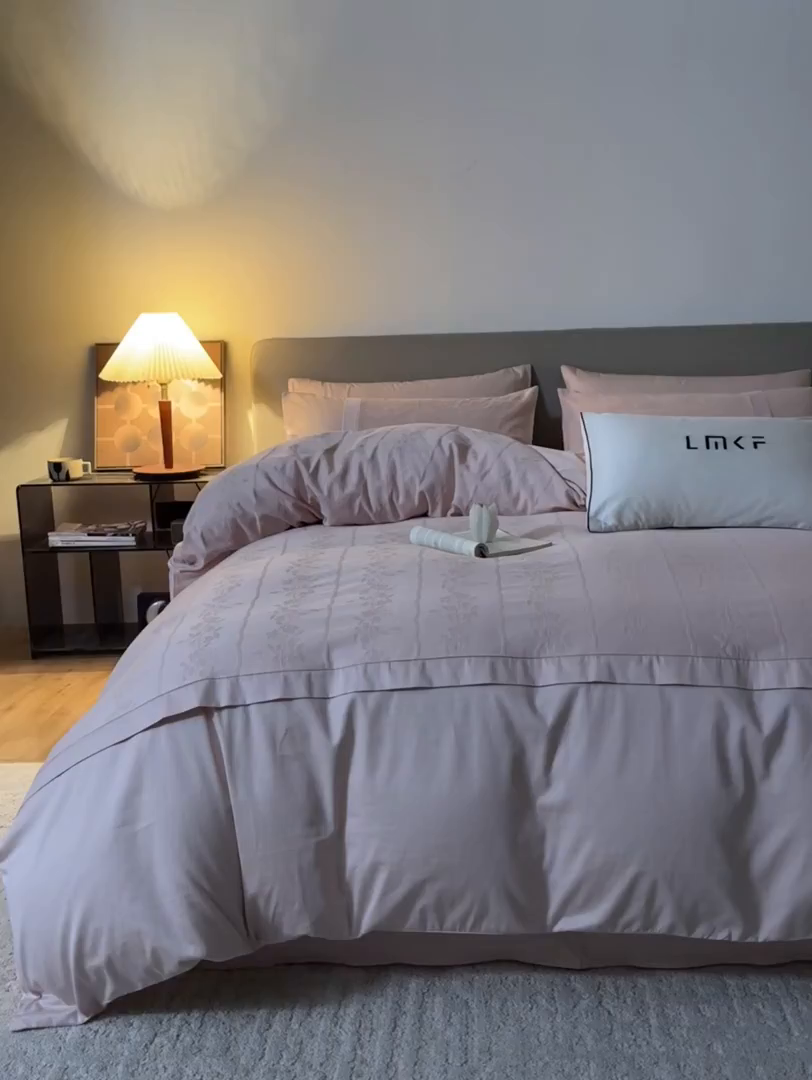 91家纺网 家纺一手货源 找家纺 蓝米卡夫 2026春季新款-100S全棉亮面提花贡缎长绒棉拼接款（礼盒） 浪漫情缘-唯美粉