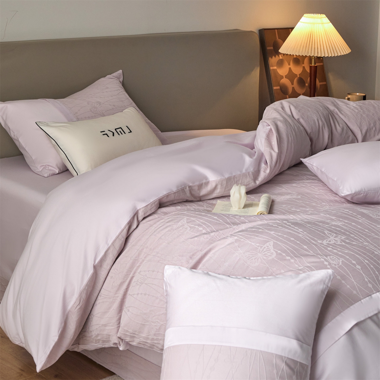 91家纺网 家纺一手货源 找家纺 蓝米卡夫 2026春季新款-100S全棉亮面提花贡缎长绒棉拼接款（礼盒） 蝶梦-淡雅紫