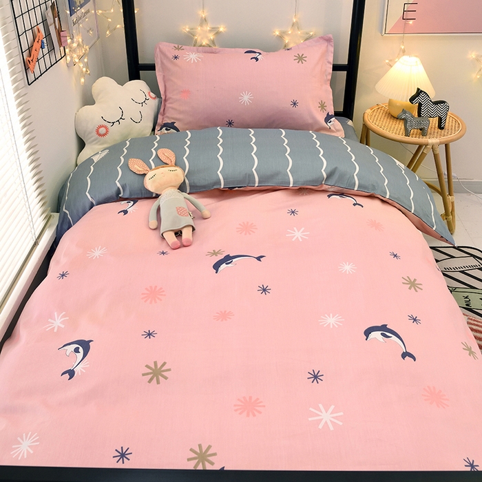 91家纺网 家纺一手货源 找家纺 朵希曼 2026新款全棉13372学生三件套系列 海豚-粉