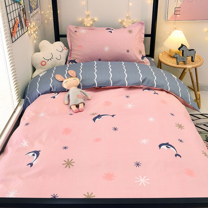 91家纺网 家纺一手货源 找家纺 朵希曼 2026新款全棉13372学生三件套系列 海豚-粉