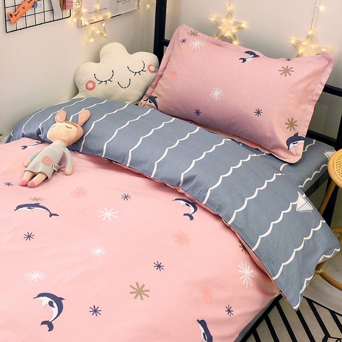 91家纺网 家纺一手货源 找家纺 朵希曼 2026新款全棉13372学生三件套系列 海豚-粉