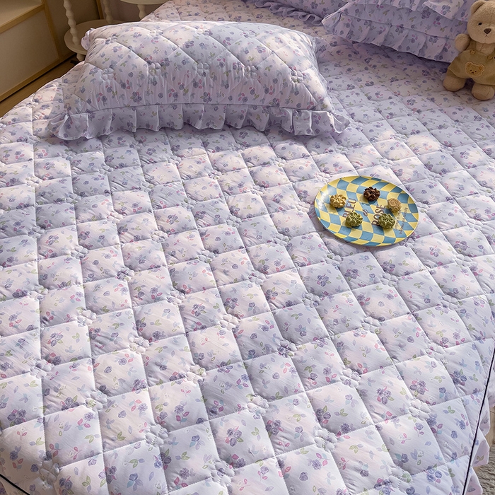 91家纺网 家纺一手货源 找家纺 优家居 2026新款精仿棉夹棉床裙四件套水洗棉韩版公主风花边床裙被套直播外贸定制 情意绵绵